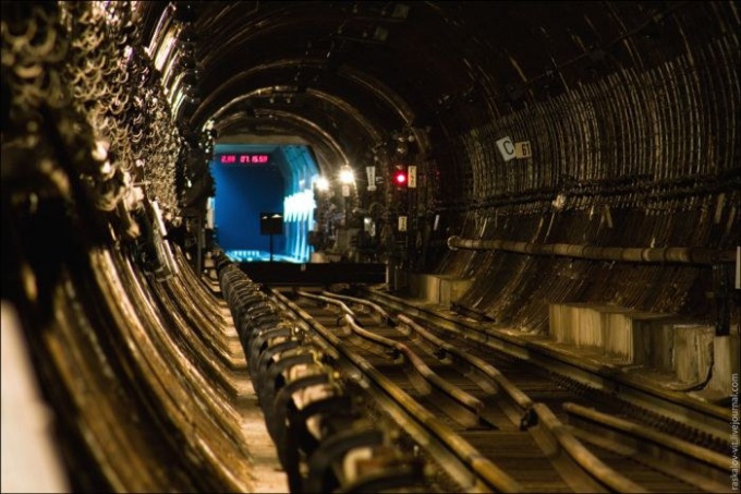 รถไฟใต้ดิน Ekaterinburg <strong> </ strong> บรรทัด: http://trinixy.ru/pics4/20110419/metro_36.jpg