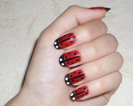 เล็บมือ "Ladybugs" ฤดูร้อน