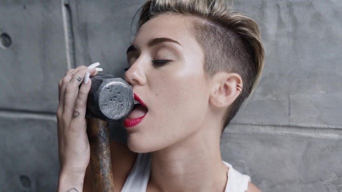 ภาพจากคลิปสำหรับเพลง "Wrecking Ball"