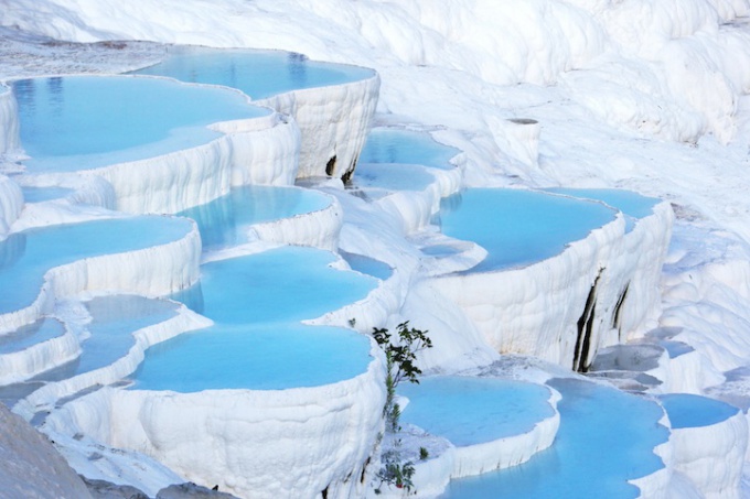 พักผ่อนในตุรกี: ความงามและพลังแห่งการให้ความช่วยเหลือของ Pamukkale